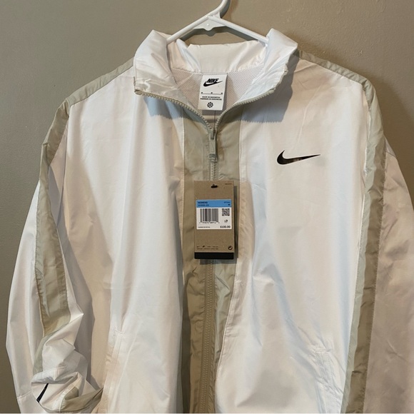 Nike Women Sportswear Repel Running Windbreaker Jacket Size Medium (DV3006-100) - Picture 3 of 10